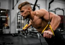 어깨 건강을 위한 운동, 전문가들이 추천하는 5가지 운동 topless man in black pants holding black and yellow exercise equipment