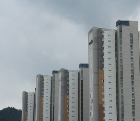 4월 주택 착공·분양 전년 동월 대비 증가…인허가·준공은 감소 a group of tall buildings