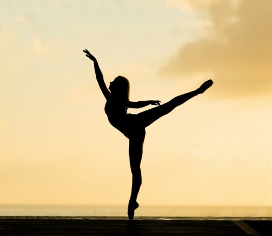 건강한 심장을 위한 운동법 silhouette of woman dancing ballet