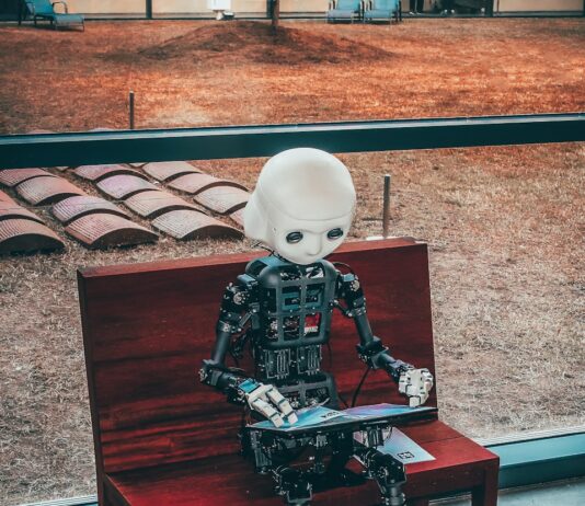 AI가 문서 요약·작성…행안부, ‘AI 행정지원 서비스’ 시범운영 black and white robot toy on red wooden table