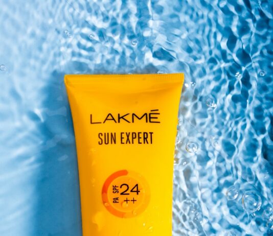 여름철 여드름 예방과 관리 a tube of sunscreen on a blue surface