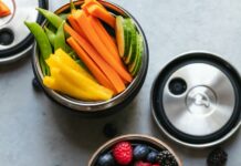 여름철 면역력 강화 음식 sliced fruits