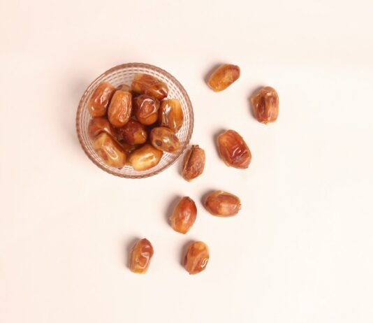 간헐적 단식이 체중 감량에 미치는 효과 a glass bowl filled with nuts on top of a table