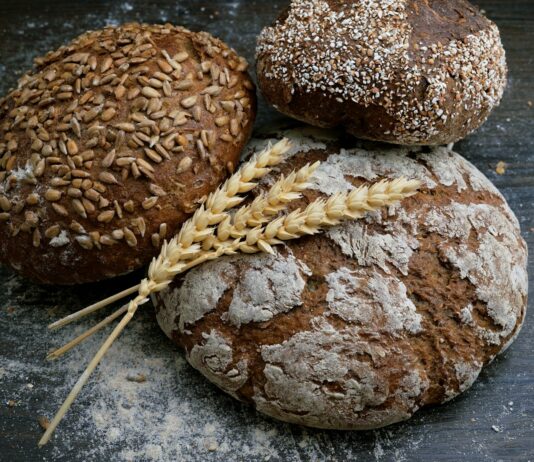 글루텐 프리 식단: 알레르기와 민감성에 대한 대응 cereal and three buns