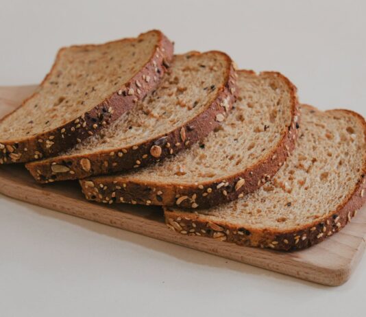 체내 독소 제거: 해독 식단의 효과와 방법 brown bread on brown wooden tray