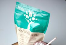 체지방 감량에 도움이 되는 식습관과 운동 조언 pink liquid in clear drinking glass