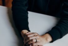 운동이 신체 건강뿐 아니라 정신 건강에도 좋은 이유 person in black long sleeve shirt holding babys feet