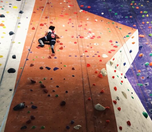 다이어트와 신체 균형을 잡는 열쇠 person wall climbing