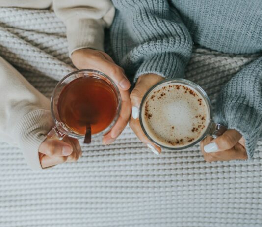 건강한 다이어트를 위한 겨울철 식단 아이디어 a person holding a doughnut