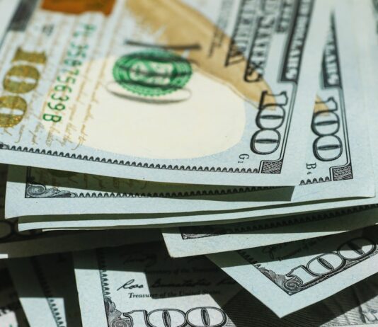 경제적 목표를 달성하기 위한 전략 white and black printer paper