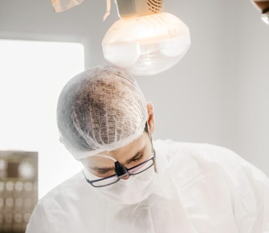 잇몸 질환 예방을 위한 생활 습관 man in white dress shirt wearing black framed eyeglasses