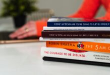 자기계발을 위한 피드백 활용법 stack of books on white table