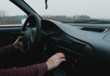 어르신 운전면허 반납하면 최대 50만 원 지원 person driving black car