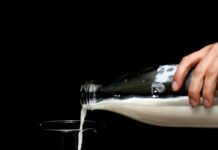 건강한 뼈, 칼슘과 비타민D 를 잡아라 person pouring milk on clear drinking glass