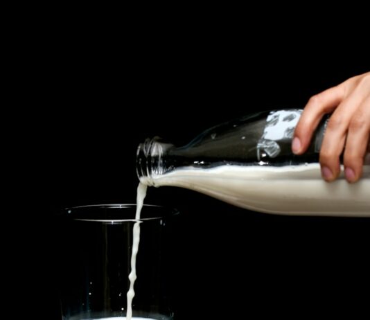 건강한 뼈, 칼슘과 비타민D 를 잡아라 person pouring milk on clear drinking glass