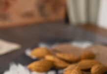 탄수화물을 대체하는 저탄수화물 식단 brown cookies on white paper