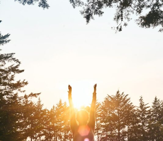 초보자를 위한 피트니스 운동의 기본 woman in black pants and pink shirt standing on green grass field during daytime