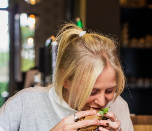 “주말마다 폭식해요”… 평일 다이어트를 망치는 ‘주말 루틴’ 바꾸는 법 woman eating burger