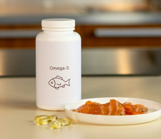 2030세대, ‘집중력 영양제’ 찾는다…두뇌 컨디션까지 관리하는 시대 a bowl of fish next to a bottle of vitamins