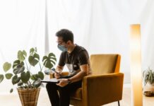 “냉방병인지 감기인지 모르겠어요”…초여름 ‘체온 흔들림’ 주의 a man sitting in a chair wearing a face mask
