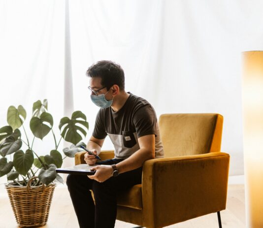 “냉방병인지 감기인지 모르겠어요”…초여름 ‘체온 흔들림’ 주의 a man sitting in a chair wearing a face mask