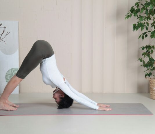 상쾌한 아침을 시작하는 스트레칭 a woman is doing a yoga pose on a mat