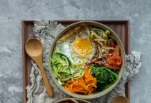 한식과 서양식, 어떤 식단이 몸을 더 건강하게 만들어줄까? brown wooden ladle and white ceramic bowl with soup