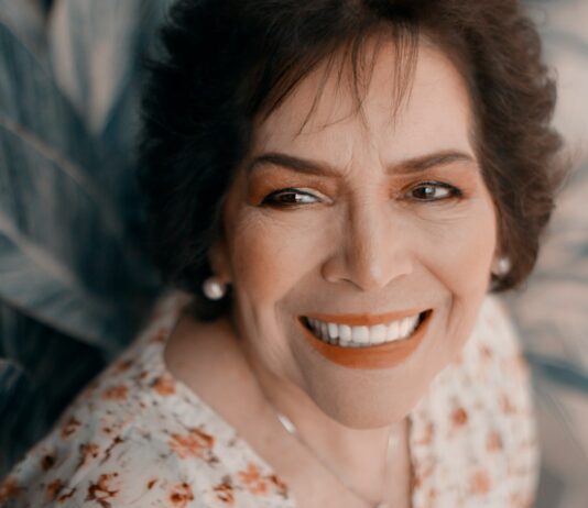 갱년기 증상 완화와 호르몬 건강, 건강한 중년을 위한 실질적인 솔루션 woman's face