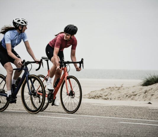 당뇨 전단계, 올바른 식습관과 생활 관리로 건강 지키기 man and woman riding road bikes at the road near shore