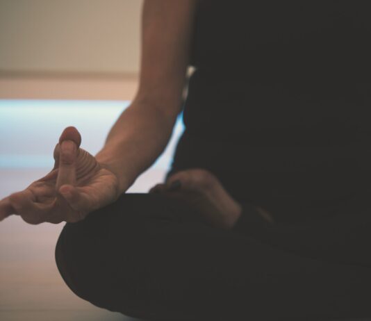 스트레스 관리, 삶의 질을 높이는 첫걸음 person doing yoga on floor