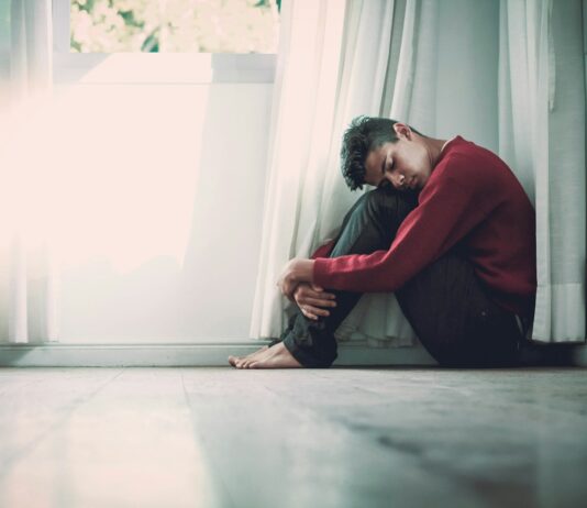 정신건강, 현대인의 숨은 필수 자산 man beside white frame window