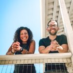 혼자 하는 운동은 끝! 함께해서 즐거운 ‘커뮤니티 웰니스’ a man and woman posing for a picture