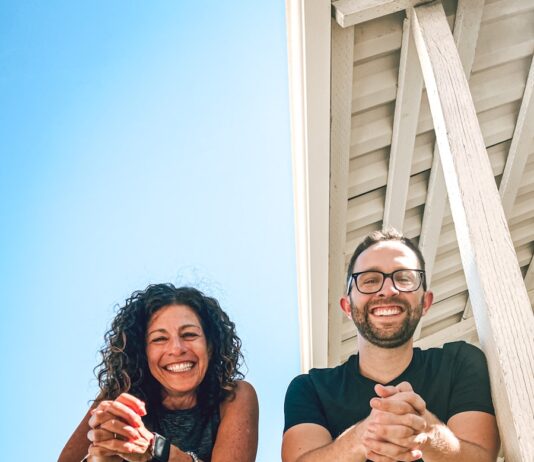 혼자 하는 운동은 끝! 함께해서 즐거운 ‘커뮤니티 웰니스’ a man and woman posing for a picture