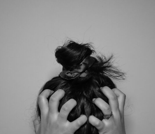 스트레스, 효과적으로 관리하는 방법 5가지 a woman covering her face with her hands