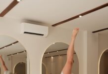 MZ세대가 주목하는 필라테스, 건강·마음관리까지 챙기는 트렌드로 부상 Woman does a pilates exercise on a reformer.