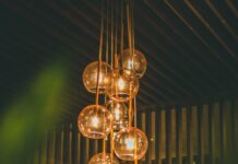 공간·공기·조명의 영향: 실내환경이 신체리듬·호르몬·면역에 미치는 영향 selective focus photography of lit pendant lights