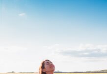 “스트레스, 생활 속 작은 변화로 다스린다”…실천 가능한 관리법 주목 woman standing in green field