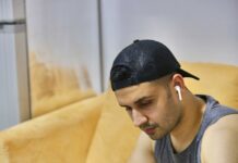 댄스 전후 영양학: 지치지 않는 에너지를 위한 ‘스마트 식사법’ a man sitting at a table with a plate of food