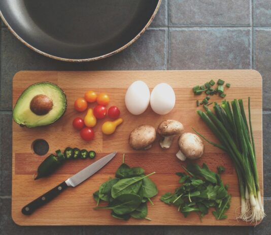 변화하는 여성 건강 트렌드, 일상 속 실천법으로 가까워지다 avocado, tomatoes, eggs, mushrooms, spring onions, and leaves