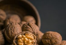 “작은 습관이 뇌를 지킨다” 바쁜 일상 속 뇌건강 지키는 생활법 brown garlic on brown bowl