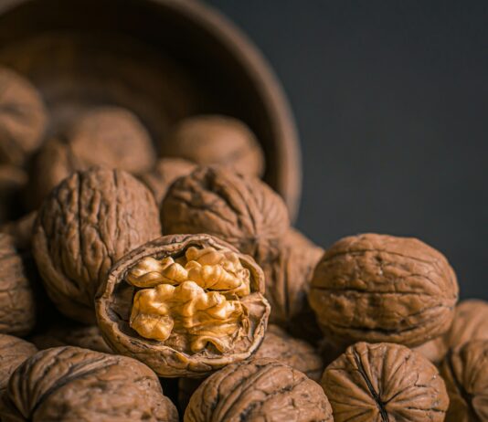 “작은 습관이 뇌를 지킨다” 바쁜 일상 속 뇌건강 지키는 생활법 brown garlic on brown bowl