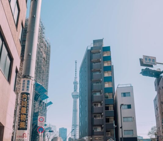 걷기 한 번, 건강 두 번 챙긴다…일상 속 똑똑한 ‘걷기 루틴’ 트렌드 People crossing street with tall tower in background