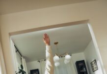 “정신건강 관리, 일상 속 작은 실천에서 시작하세요” A woman does a yoga pose on a mat.
