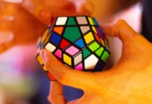 “매일 작은 습관이 뇌건강 지킨다”…뇌를 위한 일상 루틴 화제 person holding 3 x 3 rubiks cube