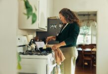 집에서 쉽게 실천하는 마인드풀니스, 스트레스 해소에 효과적 Woman cooking on a stovetop in a kitchen