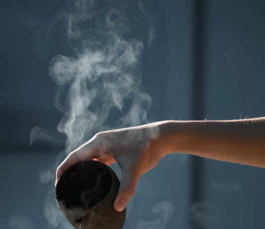 계속되는 피로감, 생활 루틴 점검이 해답…만성피로 줄이는 실천법 person pouring hot water on white cup