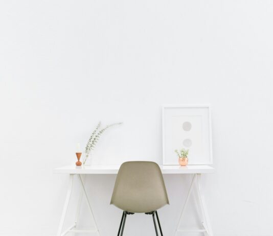 “집에서 실천하는 마일드 미니멀리즘, 일상 속 건강 챙기기” white wooden table near brown chair