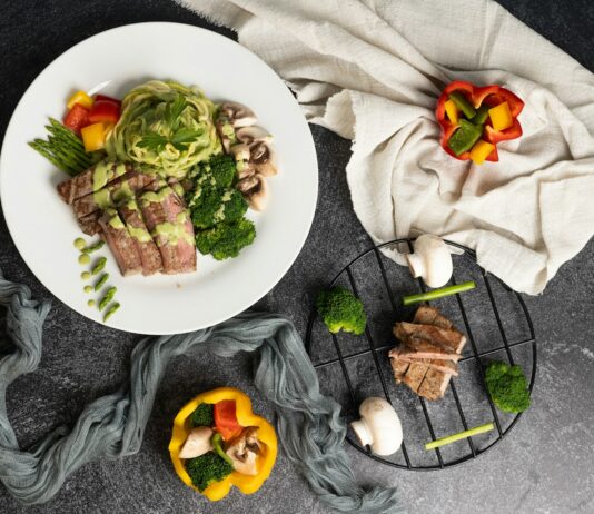 달라진 식단 트렌드, 꾸준한 실천이 건강을 만든다 a white plate topped with meat and veggies