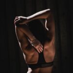 집에서 쉽게 실천하는 대체요법, 생활 속 작은 변화로 건강 챙기기 woman wearing black sports bra