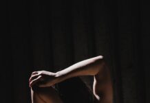 집에서 쉽게 실천하는 대체요법, 생활 속 작은 변화로 건강 챙기기 woman wearing black sports bra